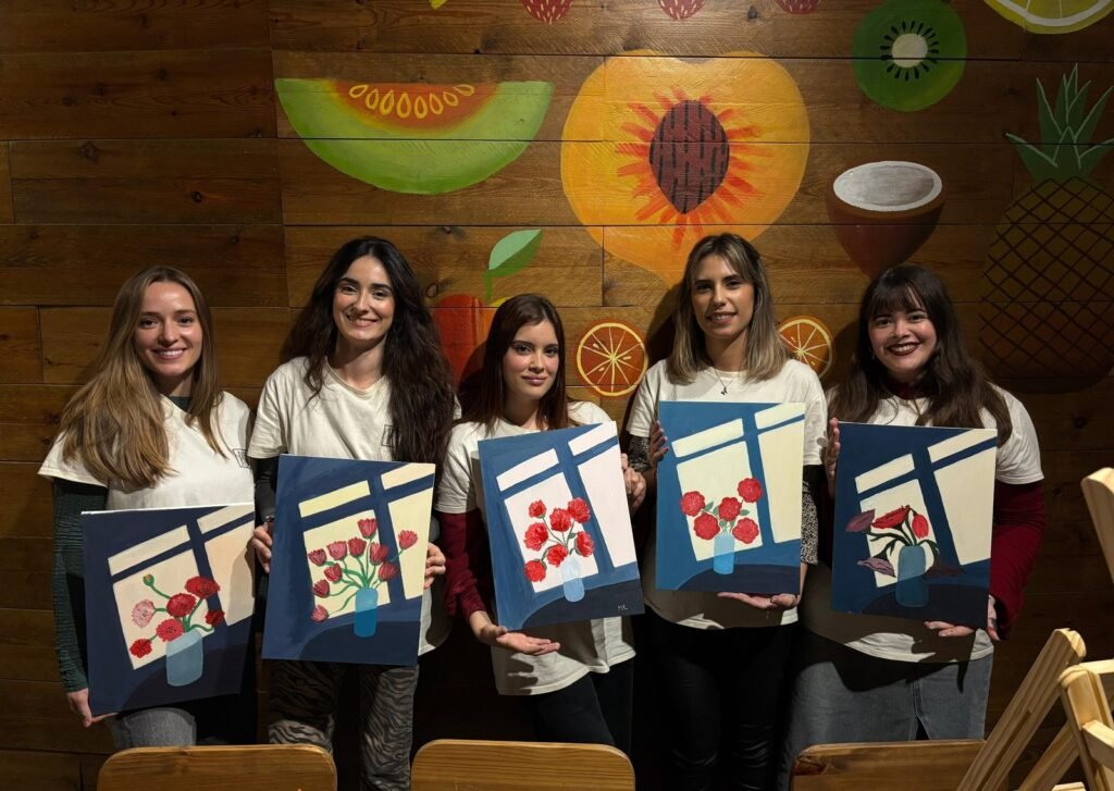 Tres participantes con sus cuadros terminados