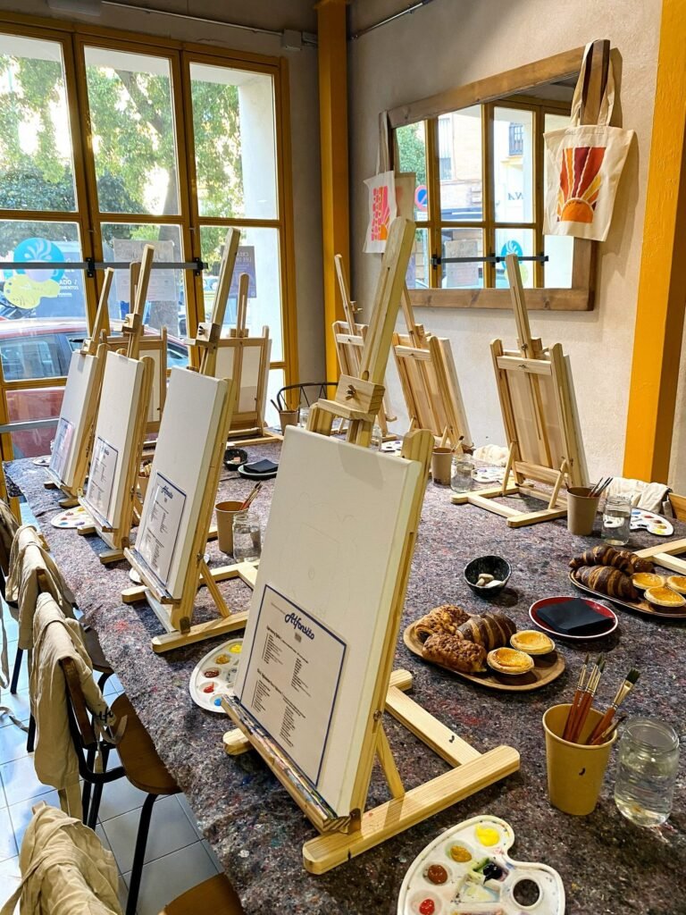 La sala preparada con caballetes y merienda